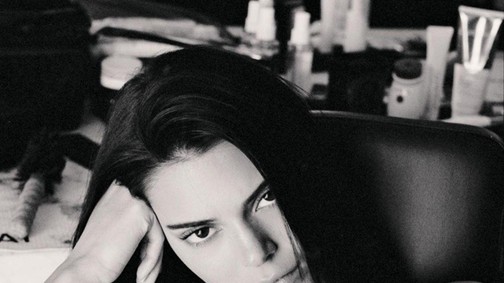 Hűha! Kendall Jenner pucér fotóval csigázza a kedélyeket