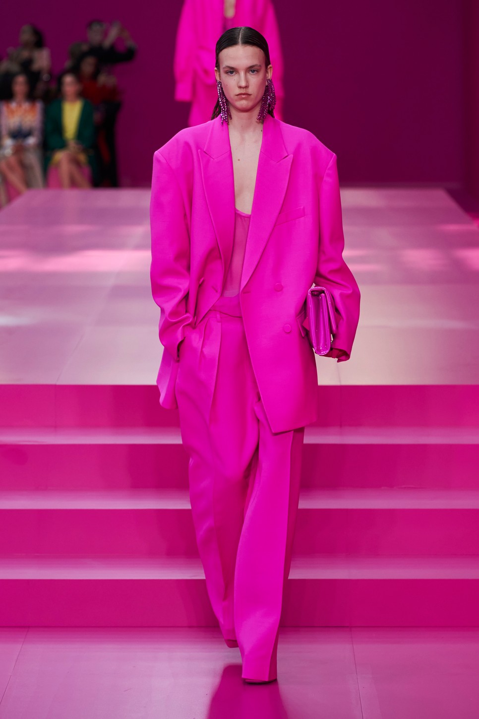 Idén a modellek a kiemelőfilcre emlékeztető árnyalatban sétáltak végig a Valentino divatház kifutóján