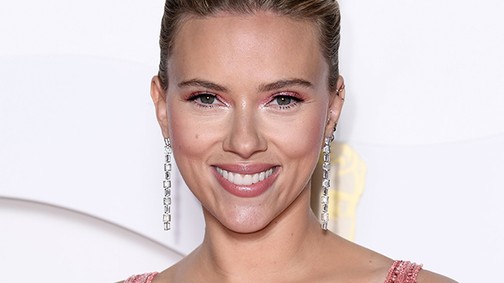 Scarlett Johansson meseszép rózsaszínű, tollakkal borított ruhájában a Bafta gálán