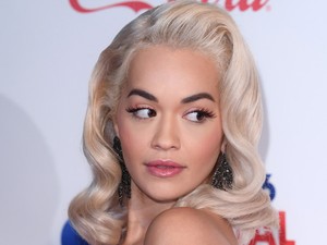 Kész őrület ez a ruha, de Rita Ora isteni benne