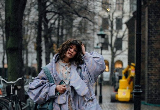 A divatmárka, ami lassan a Guccinál is menőbb, megfizethető, és a szabadságra épül - Ismerd meg a GANNI-t!