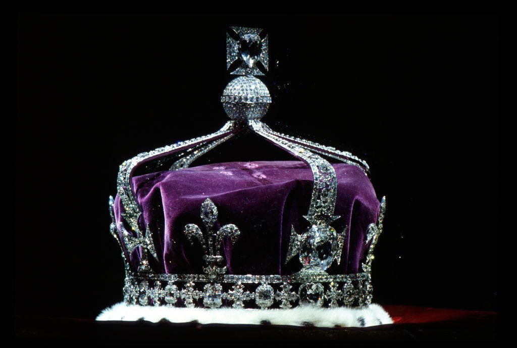 A Koh-i-Noor gyémánt - A drágakőhöz kapcsolódó halálos átok egy ősi hindu hiedelemből ered, amely szerint a kő minden férfi tulajdonosára szörnyű balszerencsét, hatalomvesztést vagy erőszakos halált hoz. A történelem során a gyémántért indított véres háborúk, valamint az azt birtokló uralkodók (köztük perzsa, afgán és szikh sahok) megvakítása, megkínzása és trónfosztása csak megerősítették ezt a baljós legendát. A babona szerint az átok alól kizárólag az istenek és a nők jelentenek kivételt, ezért a brit királyi családba kerülése óta a Koh-i-Noort szigorúan csak női családtagok viselték a koronáikban, míg a férfi uralkodók tudatosan elkerülték a használatát.