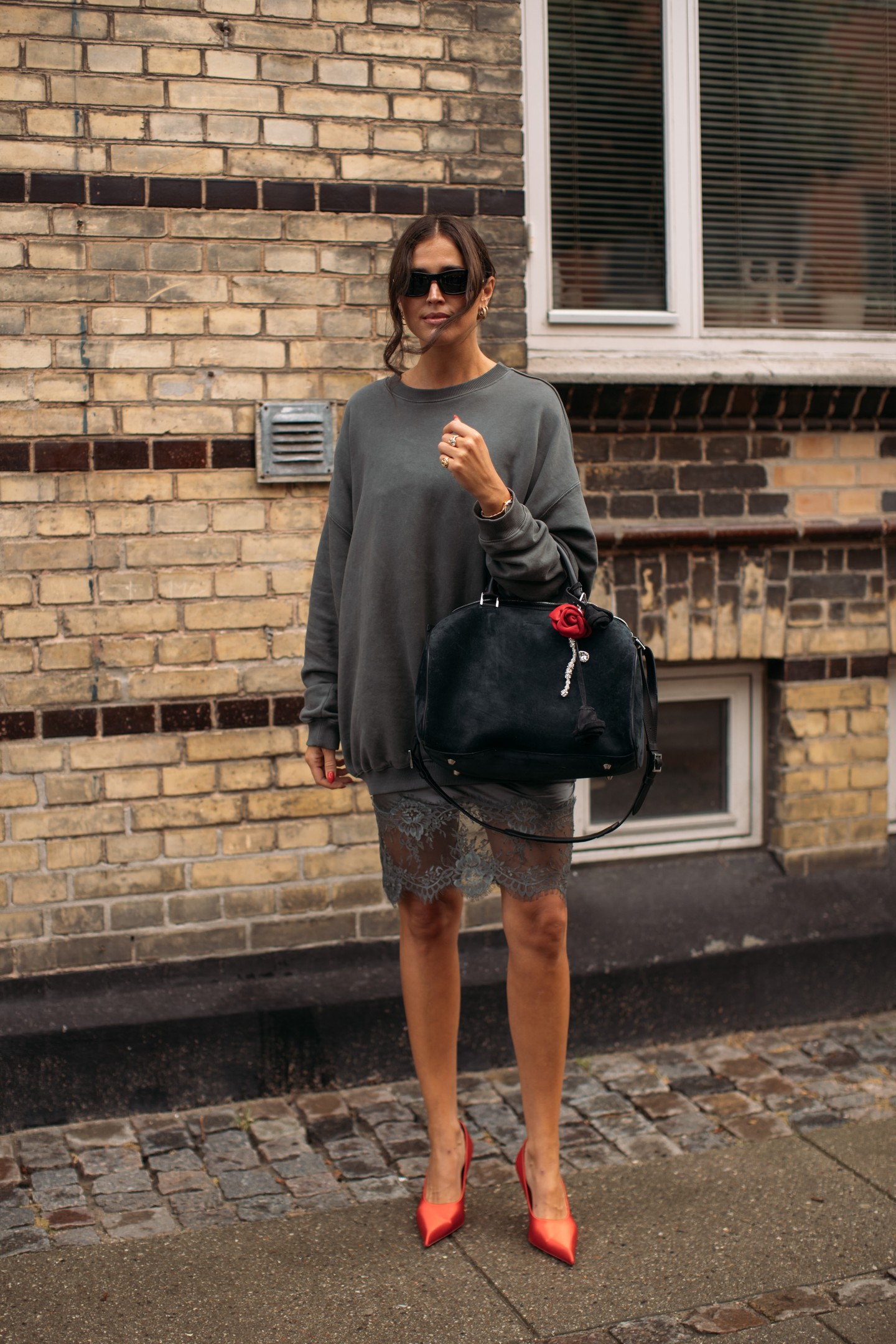 Szuper stílustrükk, ha egy szűk ceruzaszoknyához oversize pulóvert párosítasz