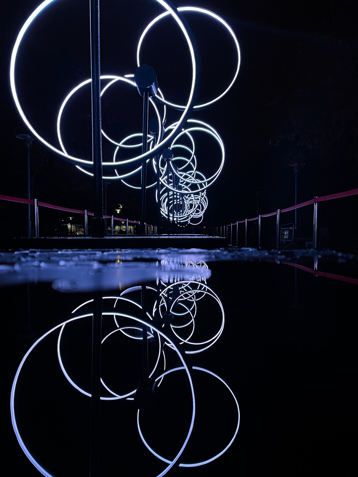 Juan Fuentes spanyol művész Kinetikus perspektíva (Kinetic Perspective) című installációja a mozgás és a nézőpont változásával alakítja át a tér érzékelését, folyamatosan új vizuális élményt teremtve