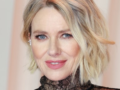 Az 57 éves Naomi Watts gyakorlatilag félmeztelenül vonult végig a vörös szőnyegen