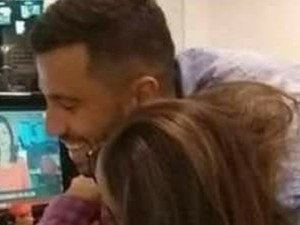 Ez az ölelés egy olyan optikai illúziót kelt, hogy az egész internet ezt tárgyalja!