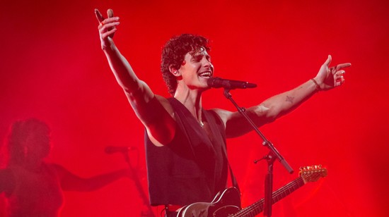 Elsöprő magyar siker: hazai tervező ruháját viselte Shawn Mendes a Sziget nagyszínpadán