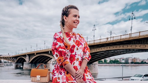 Vidám szettel készült a mai napra a GLAMOUR-nagykövet