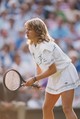 Steffi Graf német teniszező mindig a szolid elegancia megtestesítője volt, amit igyekezett feldobni hangsúlyos kiegészítőkkel, például ékszerekkel, vagy színes hajgumikkal. Visszavonulása után hozzáment az amerikai legendához, André Agassihoz és két gyermekük is született.