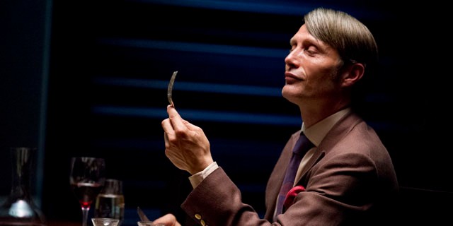 Hannibal: Mads Mikkelsent láthatjuk a félelmetes és emellett briliáns elme, Dr. Hannibal Lecter szerepében, aki, ha még emlékszel, a pszichiáter kannibál sorozatgyilkos. Hugh Dancy pedig az FBI ügynök szerepében tűnik fel, akit Lecter félrevezet. Ez egy kifejezetten agresszív sorozat, három remekül megírt évaddal.