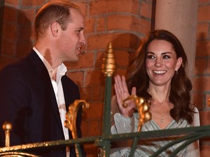 Katalin hercegné méregdrága szettben csapolja a sört