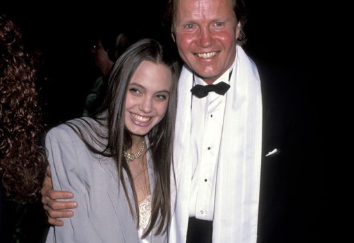 Ez tényleg ő lenne? Angelina Jolie mindössze 11 éves volt élete első Oscar-díjátadóján, káprázatos ruhájától le fog esni az állad