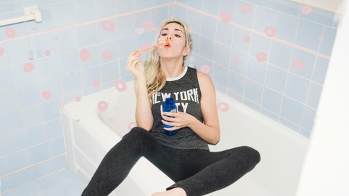 Te is szoktál mobilozni a fürdőszobában? Szakértők szerint ijesztő oka van annak, amiért nem lenne szabad