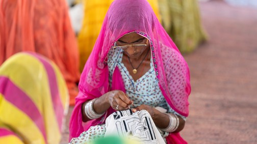 Indiában ruhát gyártatni úgy is lehet, hogy segítesz az ott élőknek