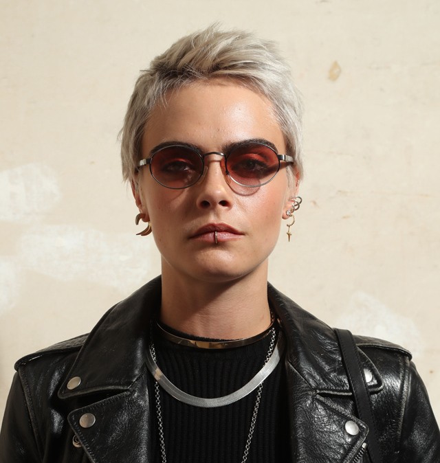 Cara Delevingne rengeteg piercinggel