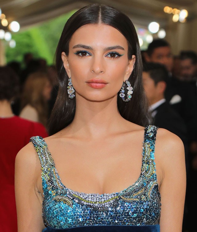 Emily Ratajkowski szexi fűzőben villant!