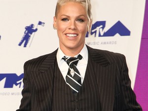 Öltözz ki! Pink és családja öltönyben vonultak fel a VMA gálán