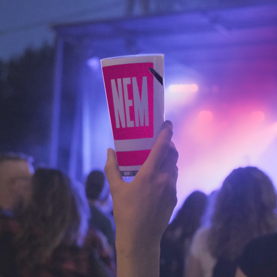 Ha zaklatnak egy szórakozóhelyen, mutasd fel a No poharat, és a szórakozóhely stábja tudja, hogy valaki nemkívánatosan, erőszakosan közeledik hozzád