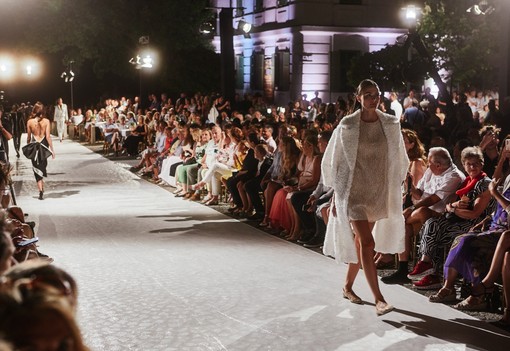 Balatonfüred utcái kifutóvá alakultak át: elképesztő volt Katti Zoób legújabb kollekciójának bemutatója