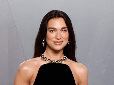 Dua Lipa pucérfelsőjénél rég láttunk izgalmasabbat, csupán gombok takarják az énekesnő testét