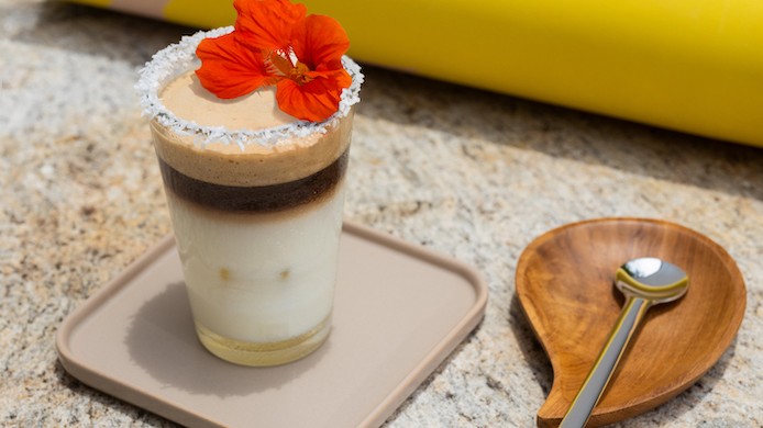 Az Ice coffee colada olyasmi, amit egy vízparton, de az irodában is szívesen elszürcsölget az ember.