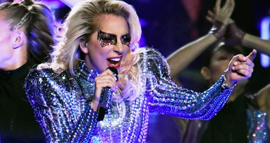 Felháborító és undorító, ahogy Lady Gagát megalázzák a kommentelők a hasa miatt