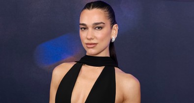 Dua Lipa átlátszó csipkefelsőben villantotta meg melleit, kihívó viseletet választott a kánikulában