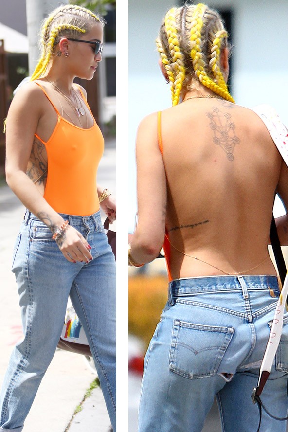 rita ora, outfit, popsztár, utcai viselet, villantás, úszódressz