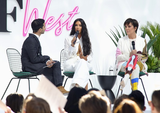 Kim Kardashian újragondolta a fehér blúz fogalmát és elképesztő provokatívvá tette!