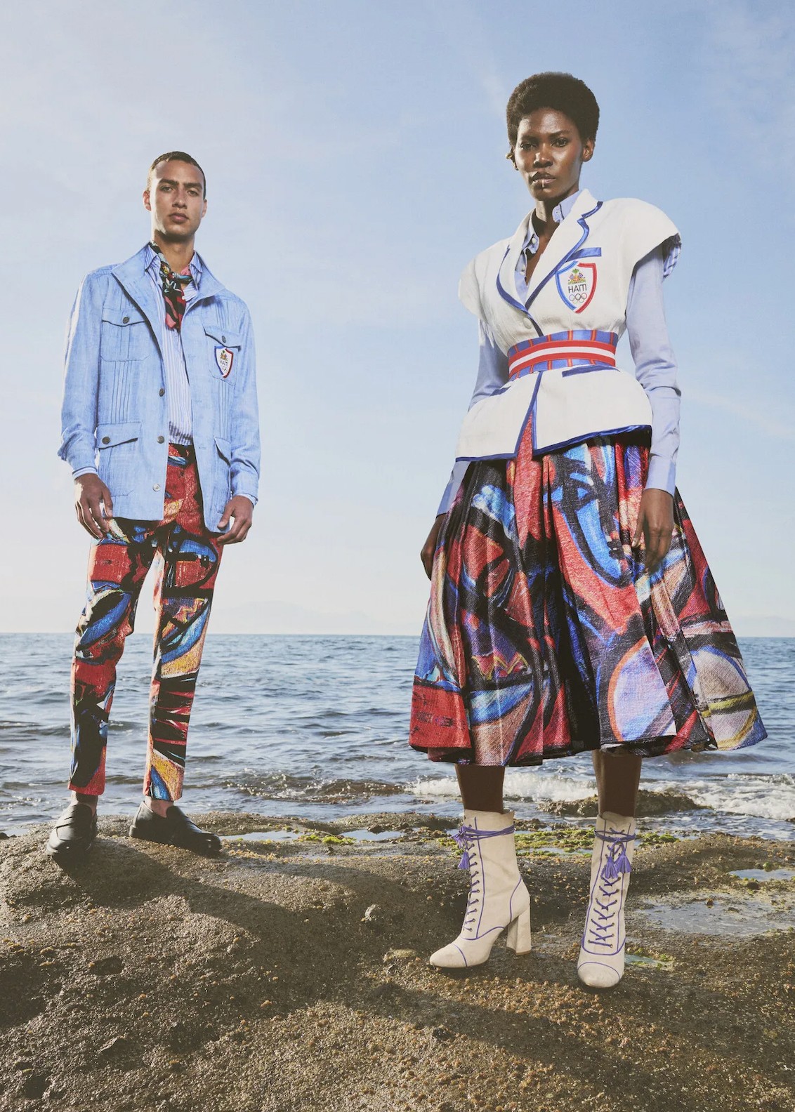 A Time Magazin a párizsi olimpia három legjobb egyenruhája közé sorolta a Haiti Köztársaság megjelenését, nem véletlenül. A mesteri rétegezés, a részletek és az egyedi sziluettek, elképesztően menő végeredményt mutatnak Stella Jean tervezésében. Kreativitás, művészet, történelem, és kézművesség tökéletes találkozása.