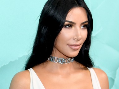 Kim Kardashian Westen úgy feszül a nadrág, hogy mindjárt szétreped a fenekén