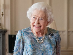 Videón, ahogy Erzsébet királynő megmondja a tutit a fotósoknak