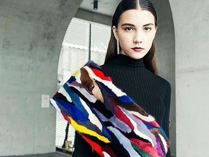 Belehalt egy 14 éves modell a 13 órás divatbemutatóba!