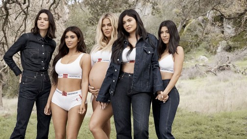 A Kardashian-Jenner lányok új kampánya csodálatos, de mit csinál Kendall?