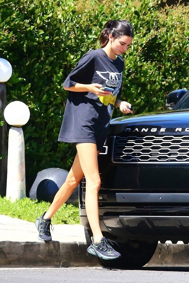 Kendall Jennernek túlságosan melege volt, nem vett fel nadrágot