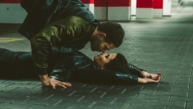 KLIPPREMIER! Lola erotikus kortárstánccal mutatja be új dalát!