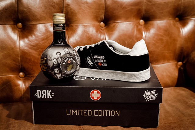 A Halott Pénz tagjait az Unicum Szilva limitált kiadásán is láthatod!