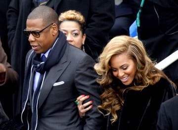 Jay-Z & Beyoncé. Nem idén jöttek össze. Nem idén jelentették be, hogy eljegyezték egymást. Sőt, még új gyerekük sem született 2013-ban. Bár felröppentek év végére olyan hírek, miszerint egy időre szétköltöznek egymástól, Jay-Z és Beyoncé kapcsolata továbbra is sziklaerős. Így hát, pletykás szíveink koronázatlan királya és királynője marad a két sztár. Az sem meglepő, hogy a 22 napig tartó vegetáriánus táplálkozásuk december egyik legnagyobb sztárhírévé vált.