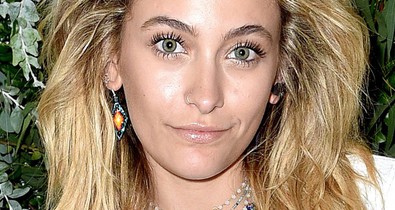 Na, ne! Paris Jackson melegítő nadrágban, kopott cipőben érkezett a bemutatóra...