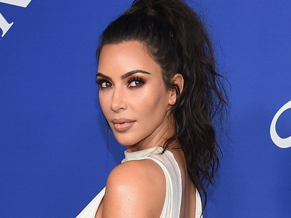 Kim Kardashian őrülten szexi ebben a totál hétköznapi szettben