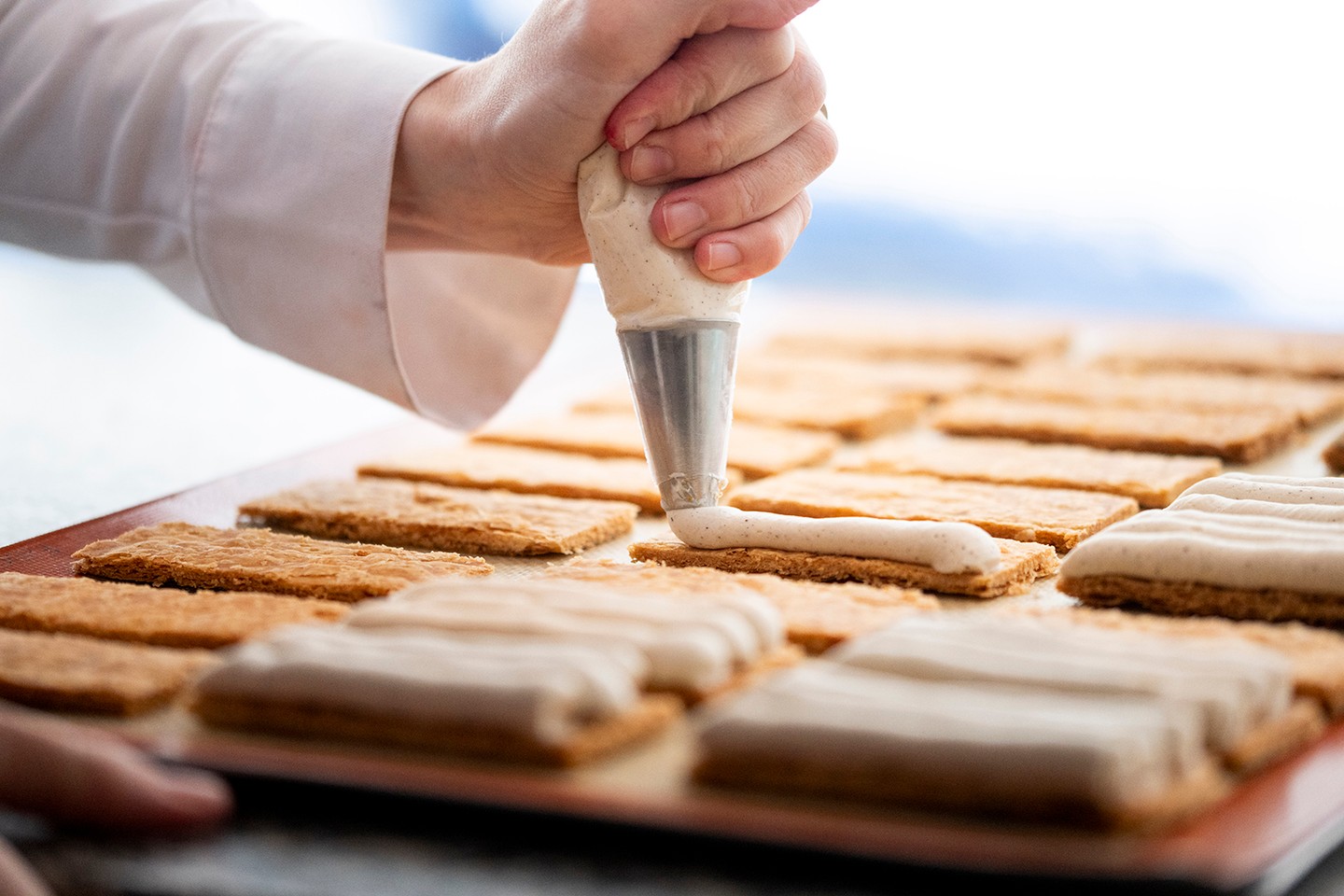 A mille-feuille készítése a Chez Dodo műhelyében: a roppanós lapok közé selymes vaníliás chantilly kerül