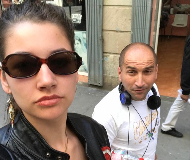 Ez a lány az utcai zaklatóival szelfizik, és az egész ZSENIÁLIS