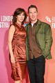 A 69. BFI Londoni Filmfesztiválra Sophie Hunter egy elegáns, rezes fényű szaténruhát választott, míg Benedict Cumberbatch egy lazsább, zöld zakós szettben kísérte el a The Thing With Feathers vetítésére 2025-ben