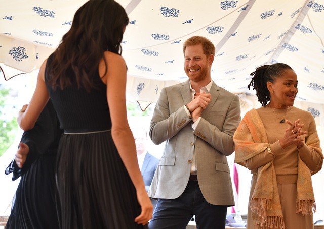 Meghan Markle hercegnéként szintet lépett, Harry pedig olyan szerelmesen néz rá, hogy elolvadunk