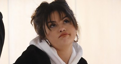 A Télapónak nincs akkora puttonya, mint amekkorát Selena Gomez cipel