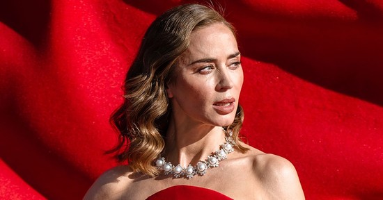 Emily Blunt pucérruhája a meztelenség és az elegancia tökéletes találkozása, egyszerűen gyönyörű a színésznő