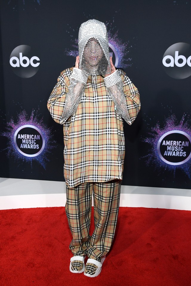 Billie Eilish élete egyik legvadabb szettjében őrült meg a vörös szőnyegen