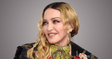 Madonna teljesen átalakult, meztelenruhában és szőke parókában tűnt fel a divathéten