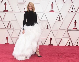  Laura Dern ruháját úgy jellemezhetnénk, hogy: 