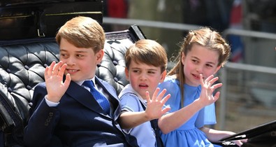 Dobj el mindent, kiderült, mivel tölti a nyarat György herceg, Sarolta hercegnő és Lajos herceg